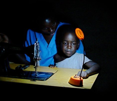 Eine Barefoot Power Solarleuchte in Uganda